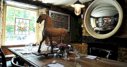 The Horse And Groom Inn มาล์มสบรี ภายนอก รูปภาพ